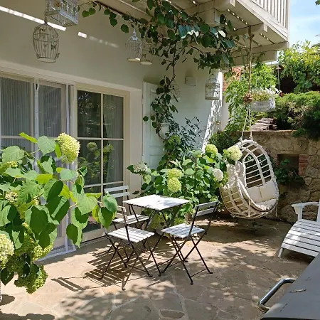 Vinny Tunel - Kvetinovy Se Soukromou Terasou Pouzdrany